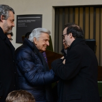 Foto Nicoloro G. 23/02/2016 Milano Cerimonia funebre laica in onore del semiologo e scrittore Umberto Eco. nella foto l' incontro tra Furio Colombo e Roberto Benigni.