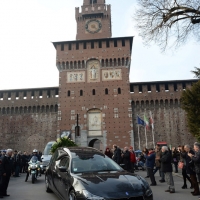 Foto Nicoloro G. 23/02/2016 Milano Cerimonia funebre laica in onore del semiologo e scrittore Umberto Eco. nella foto l' uscita del feretro dal Castello tra due ali di folla.