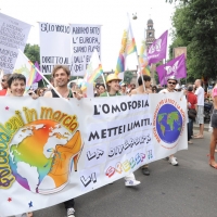 Foto Nicoloro G.  12/06/2010 Milano  Manifestazione del \" gay-pride \" con corteo da piazza Castello a piazza Duomo. nella foto Partecipanti  con grande striscione, di fronte al Castello Sforzesco