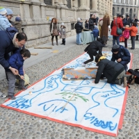 Foto Nicoloro G. 20/11/2011 Milano In occasione della domenica senza auto piazza San Fedele e’ stata allestita, come altri punti della citta’, con giochi di strada e del passato per giocare con i bambini. nella foto Bimbi e genitori giocano insieme