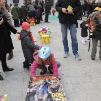 Foto Nicoloro G. 20/11/2011 Milano In occasione della domenica senza auto piazza San Fedele e’ stata allestita, come altri punti della citta’, con giochi di strada e del passato per giocare con i bambini. nella foto Francesco Toldo tra bambini che giocano