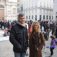 Foto Nicoloro G. 20/11/2011 Milano In occasione della domenica senza auto piazza San Fedele e’ stata allestita, come altri punti della citta’, con giochi di strada e del passato per giocare con i bambini. nella foto Francesco Toldo – Filippa Lagerback