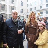 Foto Nicoloro G. 20/11/2011 Milano In occasione della domenica senza auto piazza San Fedele e’ stata allestita, come altri punti della citta’, con giochi di strada e del passato per giocare con i bambini. nella foto Francesco Toldo – Giuliano Pisapia – Filippa Lagerback