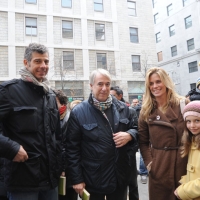 Foto Nicoloro G. 20/11/2011 Milano In occasione della domenica senza auto piazza San Fedele e’ stata allestita, come altri punti della citta’, con giochi di strada e del passato per giocare con i bambini. nella foto Francesco Toldo – Giuliano Pisapia – Filippa Lagerback