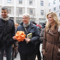 Foto Nicoloro G. 20/11/2011 Milano In occasione della domenica senza auto piazza San Fedele e’ stata allestita, come altri punti della citta’, con giochi di strada e del passato per giocare con i bambini. nella foto Francesco Toldo – Giuliano Pisapia – Filippa Lagerback