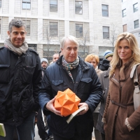 Foto Nicoloro G. 20/11/2011 Milano In occasione della domenica senza auto piazza San Fedele e’ stata allestita, come altri punti della citta’, con giochi di strada e del passato per giocare con i bambini. nella foto Francesco Toldo – Giuliano Pisapia – Filippa Lagerback