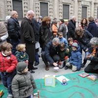 Foto Nicoloro G. 20/11/2011 Milano In occasione della domenica senza auto piazza San Fedele e’ stata allestita, come altri punti della citta’, con giochi di strada e del passato per giocare con i bambini. nella foto Giuliano Pisapia gioca con i bambini