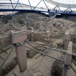 Foto Nicoloro G.   06/07/2019   Sanliurfa ( Sud-Est Turchia )  Gli scavi di Gobekli Tepe, collina tondeggiante in turco, sono il luogo di culto piu\' antico mai ritrovato dall\' uomo. Il tempio risale a 12.000 anni fa, ancora prima della creazione della ruota. Patrimonio dell\' Unesco e\' stato inaugurato il 10/03/2019 e aperto al pubblico. Contiene obelischi alti tra 3 e 6 metri con un peso tra le 40 e le 60 tonnellate, con incisioni raffiguranti animali e simboli astratti. Sono posti tra mura dallo sviluppo ovale o circolare. nella foto alcuni degli obelischi riportati alla luce.