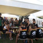 Foto Nicoloro G.   03/09/2024   Ravenna   14esima edizione del Campionato mondiale di Dragon Boat. E\' una competizione di origini cinersi che vede la partecipazione di 172 squadre provenienti da 32 nazioni con oltre settemila atleti per quasi 500 gare. il programma prevede gare di 200 mt., 500 mt. e 2 km. su imbarcazioni di lunghezza variabile da 8 a oltre 18 metri. nella foto l\' equipaggio si riunisce per discutere la tattica prima della gara.