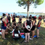 Foto Nicoloro G.   03/09/2024   Ravenna   14esima edizione del Campionato mondiale di Dragon Boat. E\' una competizione di origini cinersi che vede la partecipazione di 172 squadre provenienti da 32 nazioni con oltre settemila atleti per quasi 500 gare. il programma prevede gare di 200 mt., 500 mt. e 2 km. su imbarcazioni di lunghezza variabile da 8 a oltre 18 metri. nella foto l\' equipaggio si riunisce per discutere la tattica prima della gara.