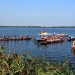 Foto Nicoloro G.   03/09/2024   Ravenna   14esima edizione del Campionato mondiale di Dragon Boat. E\' una competizione di origini cinersi che vede la partecipazione di 172 squadre provenienti da 32 nazioni con oltre settemila atleti per quasi 500 gare. il programma prevede gare di 200 mt., 500 mt. e 2 km. su imbarcazioni di lunghezza variabile da 8 a oltre 18 metri. nella foto imbarcazioni in attesa di gareggiare.