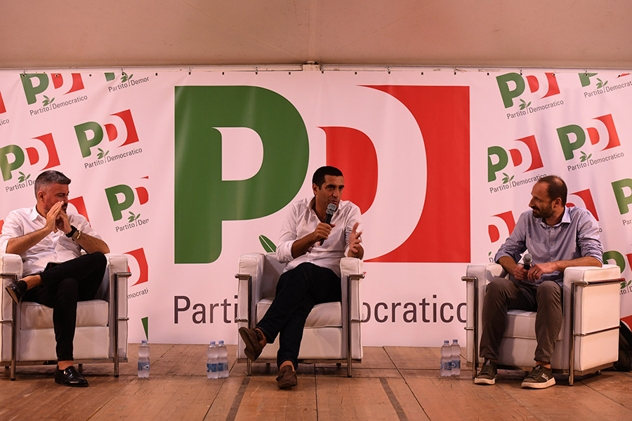 Foto Nicoloro G.   30/08/2024   Ravenna   Serata inaugurale della Festa dell' Unita'che apre la serie dei dibattiti con un intervista al sindaco uscente Michele de Pascale candidato per il PD al governo dell' Emilia-Romagna. nella foto da sinistra Valerio Baroncini, vicedirettore del Resto del Carlino,  il sindaco Michele de Pascale e Gianluca Rossi direttore del orriere Romagna.