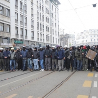 Foto Nicoloro G. Milano 14/12/2010 Corteo degli studenti contro il governo Berlusconi e la riforma Gelmini. Forte tensione con le forze dell’ ordine. nella foto Manifestanti con rudimentali scudi e casco