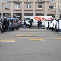 Foto Nicoloro G. Milano 14/12/2010 Corteo degli studenti contro il governo Berlusconi e la riforma Gelmini. Forte tensione con le forze dell’ ordine. nella foto Forze del' ordine e manifestanti si fronteggiano vicino piazza Fontana