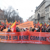 Foto Nicoloro G. 28/01/2011 Milano Corteo dei metalmeccanici per lo sciopero nazionale della Fiom. nella foto Manifestanti con  un grande striscione