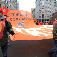 Foto Nicoloro G. 28/01/2011 Milano Corteo dei metalmeccanici per lo sciopero nazionale della Fiom. nella foto Manifestanti con un grande striscione