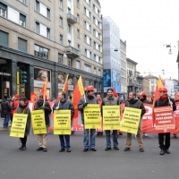 Foto Nicoloro G. 28/01/2011 Milano Corteo dei metalmeccanici per lo sciopero nazionale della Fiom. nella foto Manifestanti con cartelli e bandiere