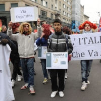 Foto Nicoloro G. 28/01/2011 Milano Corteo dei metalmeccanici per lo sciopero nazionale della Fiom. nella foto Manifestanti con cartelli