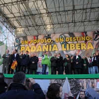 Foto Nicoloro G. 22/01/2012 Milano Manifestazione con corteo della Lega Nord contro il governo Monti. nella foto Tutto lo stato maggiore della Lega intorno a Bossi