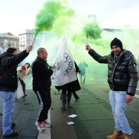 Foto Nicoloro G. 22/01/2012 Milano Manifestazione con corteo della Lega Nord contro il governo Monti. nella foto Manifestanti con fumogeni