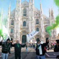 Foto Nicoloro G. 22/01/2012 Milano Manifestazione con corteo della Lega Nord contro il governo Monti. nella foto Manifestanti con fumogeni in piazza del Duomo