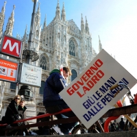 Foto Nicoloro G. 22/01/2012 Milano Manifestazione con corteo della Lega Nord contro il governo Monti. nella foto Manifestanti con cartello