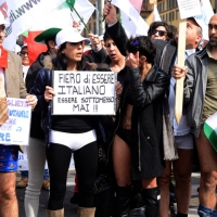 Foto Nicoloro G. 11/03/2014  Milano   Manifestazione promossa dall' ALT, " Associazione legge uguale per tutti " contro Equitalia, al grido " ci hanno ridotto in mutande ". nella foto alcuni manifestanti nel corteo di un centinaio di manifestanti in partenza da Porta Venezia.