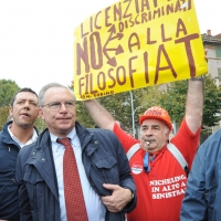 Foto Nicoloro G.  16/10/2010 Roma  Manifestazione nazionale Fiom-CGIL con cortei e comizio finale in piazza San Giovanni. nella foto Guglielmo Epifani e manifestante con cartello