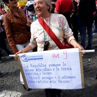 Foto Nicoloro G. 12/10/2013 Roma Manifestazione nazionale in difesa della Costituzione, ” La via maestra “, organizzata dalla FIOM. nella foto Una manifestante e cartello