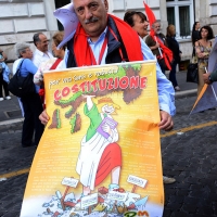 Foto Nicoloro G. 12/10/2013 Roma Manifestazione nazionale in difesa della Costituzione, ” La via maestra “, organizzata dalla FIOM. nella foto Un cartello  