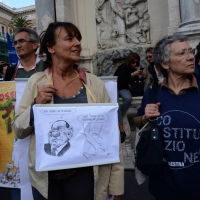 Foto Nicoloro G. 12/10/2013 Roma Manifestazione nazionale in difesa della Costituzione, ” La via maestra “, organizzata dalla FIOM. nella foto Manifestanti e cartelli