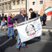 Foto Nicoloro G. 12/10/2013 Roma Manifestazione nazionale in difesa della Costituzione, ” La via maestra “, organizzata dalla FIOM. nella foto Una bandiera