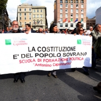 Foto Nicoloro G. 12/10/2013 Roma Manifestazione nazionale in difesa della Costituzione, ” La via maestra “, organizzata dalla FIOM. nella foto Uno striscione 