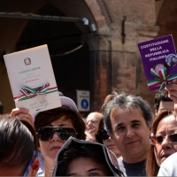 Foto Nicoloro G. 02/06/2013 Bologna Manifestazione in difesa della Costituzione organizzata da " Libertà e Giustizia " dal titolo " Non è cosa vostra ". nella foto Manifestanti