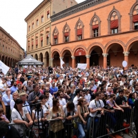 Foto Nicoloro G. 02/06/2013 Bologna Manifestazione in difesa della Costituzione organizzata da " Libertà e Giustizia " dal titolo " Non è cosa vostra ". nella foto Piazza gremita di manifestanti