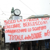 Foto Nicoloro G. 13/02/2011 Milano Manifestazione delle donne " Se non ora quando ? " per la dignita' del soggetto donna e contro Berlusconi. nella foto Uno striscione di protesta