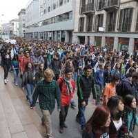 Foto Nicoloro G. 14/10/2011 Milano Manifestazione con corteo dei collettivi studenteschi al grido ” Salviamo la scuola no le banche “. nella foto Lungo il corteo