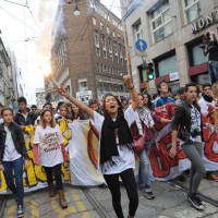 Foto Nicoloro G. 14/10/2011 Milano Manifestazione con corteo dei collettivi studenteschi al grido ” Salviamo la scuola no le banche “. nella foto Lungo il corteo