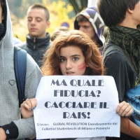 Foto Nicoloro G. 14/10/2011 Milano Manifestazione con corteo dei collettivi studenteschi al grido ” Salviamo la scuola no le banche “.  nella foto Lungo il corteo