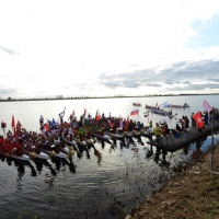 FFoto Nicoloro G.  02/09/2014   Ravenna   Nona edizione dell' IDBF,  Campionati Mondiali per club di di Dragon Boat. Partecipano 27 nazioni, 5300 atleti, 129 club che gareggeranno  nelle tre categorie Open maschili, femminili e misti. nella foto alcuni equipaggi sullo sfondo del bacino della Standiana che ospiterà le gare.