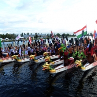 oto Nicoloro G.  02/09/2014   Ravenna   Nona edizione dell' IDBF,  Campionati Mondiali per club di di Dragon Boat. Partecipano 27 nazioni, 5300 atleti, 129 club che gareggeranno nelle tre categorie Open maschili, femminili e misti. nella foto alcuni equipaggi sullo sfondo del bacino della Standiana che ospiterà le gare.