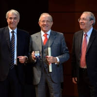 Foto Nicoloro G.  07/12/2013  Milano  Assegnati gli Ambrogini d' oro e le Menzioni speciali ai cittadini che più si sono distinti nelle rispettive attività. nella foto il presidente dell' Umanitaria Piero Amos Nannini tra il sindaco Giuliano Pisapia e il presidente del Consiglio comunale Basilio Rizzo.