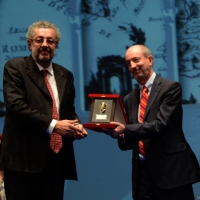 Foto Nicoloro G.  30/11/2014   Ravenna    43° edizione del " Premio Guidarello per il Giornalismo d' Autore ". nella foto il giornalista corrispondente del Corriere della Sera Guido Olimpio riceve il Premio Guidarello per la sezione Società dal sindaco di Ravenna Fabrizio Matteucci.