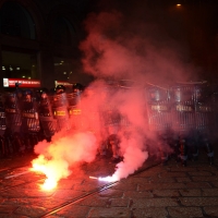 Foto Nicoloro G.  07/12/2014    Milano    Tradizionale serata inaugurale della stagione lirica del Teatro alla Scala. nella foto momenti di tensione e scontri tra contestatori e forze dell' ordine che sono fatte oggetto di lanci di candelotti fumogeni.