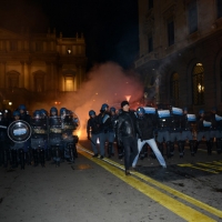 Foto Nicoloro G.  07/12/2014    Milano    Tradizionale serata inaugurale della stagione lirica del Teatro alla Scala. nella foto momenti di tensione e scontri tra contestatori e forze dell' ordine che sono fatte oggetto di lanci di candelotti fumogeni.