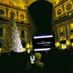 Foto Nicoloro G.   07/12/2024   Milano   Tradizionale Prima della Scala che apre la stagione lirica 2024-2025. nella foto maxi schermo in Galleria per seguire in diretta l' opera.