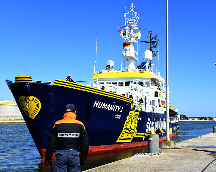 Foto Nicoloro G.   02/03/2025   Ravenna   E' approdata nel porto di Ravenna la nave ong Humanity 1 con a bordo 71 migranti quasi tutti provenienti dall' Eritrea e dall' Etiopia. 20 sono i minori non accompagnati e molte donne tra le quali una con un bimbo di 5 anni. nella foto l' arrivo della nave Humanity 1 