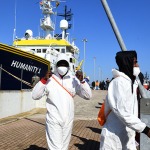 Foto Nicoloro G.   02/03/2025   Ravenna   E' approdata nel porto di Ravenna la nave ong Humanity 1 con a bordo 71 migranti quasi tutti provenienti dall' Eritrea e dall' Etiopia. 20 sono i minori non accompagnati e molte le donne tra le quali una con un bimbo di 5 anni. nella foto un momento dello sbarco.