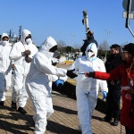 Foto Nicoloro G.   02/03/2025   Ravenna   E' approdata nel porto di Ravenna la nave ong Humanity 1 con a bordo 71 migranti quasi tutti provenienti dall' Eritrea e dall' Etiopia. nella foto dei volontari distribuiscono ai migranti una cartolina con tutti i numeri di telefono da contattare in caso di emergenza.