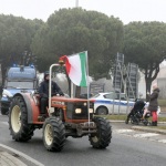 Foto Nicoloro G.   29/01/2024   Ravenna   Protesta degli agricoltori contro le politiche agricole dell' Europa. nella foto l' ingresso in citta' dei trattori.